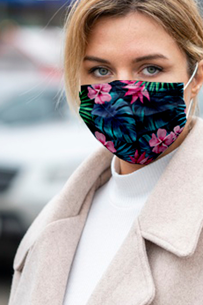 mujer con mascarilla higienico sanitaria sanitec